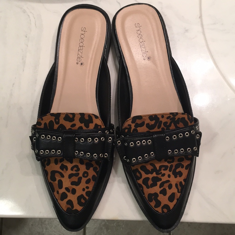 BRAND NEW leopard flat with stud bow